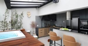 Estilo industrial: apê na Vila Madalena tem hidromassagem e área gourmet