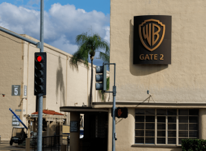 Ações da Warner saltam 7% após proposta maior da Paramount; Netflix cai 4%