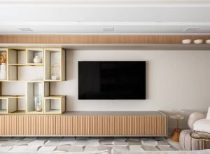 Apê com decoração clássica tem boiseries, cristaleira espelhada e lareira